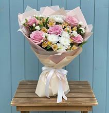 Букет цветов из:  Гвоздики, Орхидеи и Розы в Симе