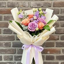 Букет цветов из:  Лизиантусы и Розы в Симе