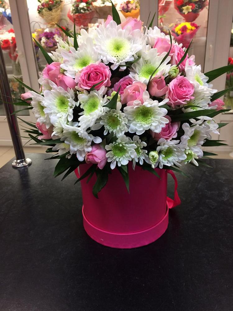 Цветочная композиция из Розы и Хризантемы в шляпной коробке в Симе