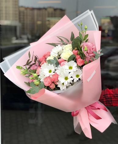 Букет цветов из: Розы, Лизиантусы и Хризантемы в Симе