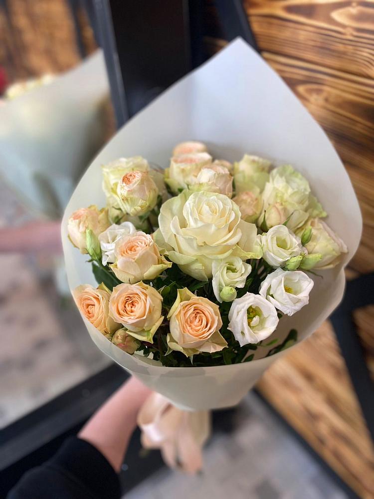 Букет цветов из: Розы и Лизиантусы в Симе